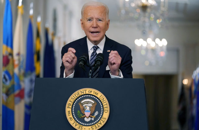 Biden podpísal zákon o ekonomických stimuloch, balík pomoci podporujú aj stúpenci republikánov