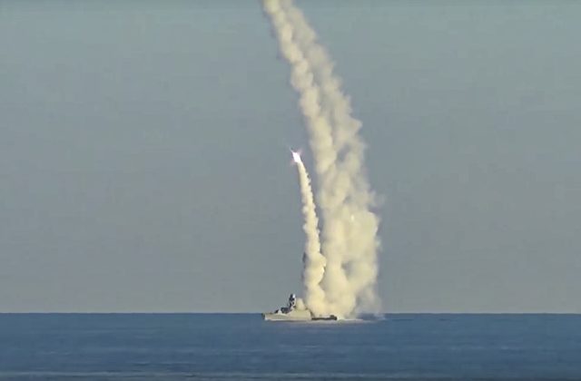 Ruská Čiernomorská flotila má podľa britského ministerstva obrany logistické problémy s riadenými strelami