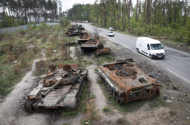 Rusko na Ukrajine nasadzuje šesťdesiat rokov staré tanky T-62, ktoré majú mnoho zraniteľných stránok