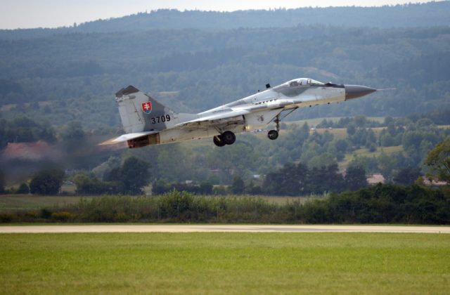 Zelenskyj požiadal Slovensko o stíhačky MiG-29, Čaputová nerozhoduje a vláda situáciu musí vyriešiť s ústavnými právnikmi