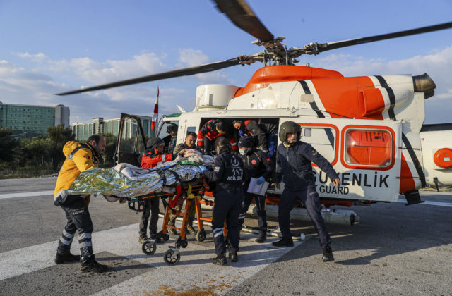 Záchranári v Turecku vytiahli živé mladé dievča a Sýrčana, pod troskami uviazli na 150 hodín