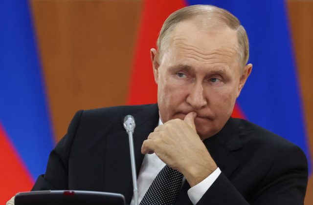 Izolovanie Rusov od vojny na Ukrajine je pre Putina čoraz náročnejšie