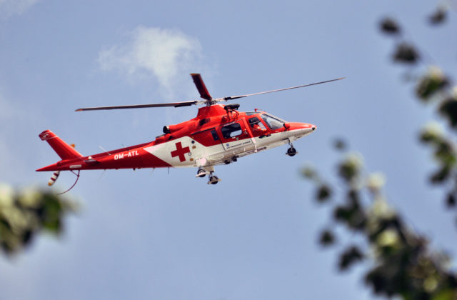 Horskí záchranári pomáhali opitým turistom, pre jedného musel priletieť vrtuľník