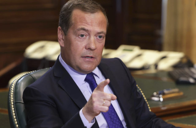 Máme právo brániť sa akoukoľvek zbraňou, vrátane jadrovej, povedal ruský exprezident Medvedev