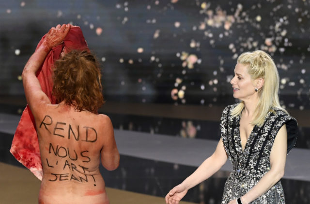 Herečka sa na udeľovaní filmových cien César vyzliekla donaha, protestovala proti slabej podpore kultúry