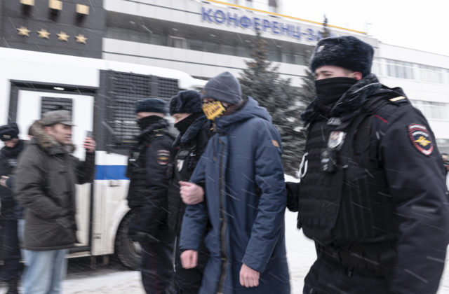 Rusi zatkli 200 účastníkov opozičného fóra, ich stretnutie porušovalo pandemické opatrenia