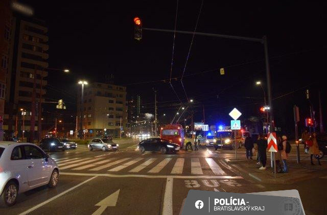 Mladý chlapec prechádzal v Bratislave na červenú, zrazil ho trolejbus (foto)