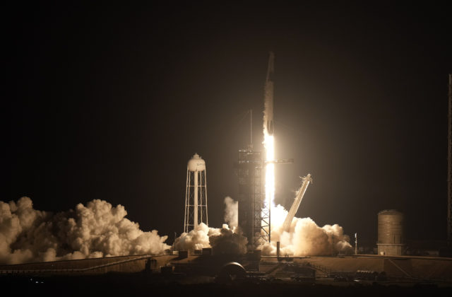 Raketa SpaceX na druhý pokus úspešne odštartovala, štyria astronauti smerujú na ISS (video+foto)