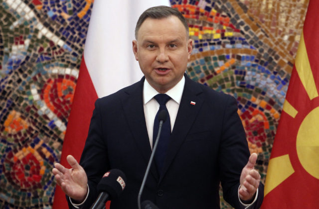 Zákonodarcovia v Poľsku schválili návrh zákona o ruskom vplyve, podľa bývalého premiéra Tuska zaň hlasovali zbabelci