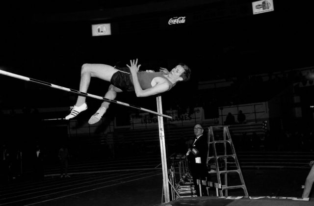 Zomrela atletická legenda, Richard Fosbury sa na OH v Mexico City ako prvý prezentoval štýlom flop