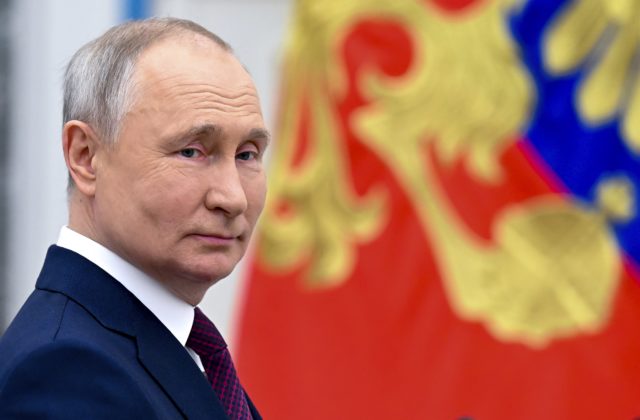 Putin prišiel prvýkrát na ukrajinské územie, ktoré Rusi anektovali vlani v septembri. Navštívil Mariupoľ