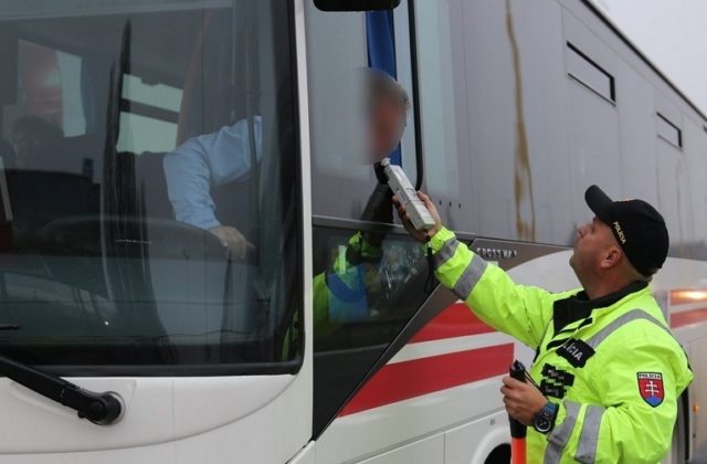 Vodič autobusu nafúkal dve promile alkoholu, prísť môže nielen o vodičský preukaz