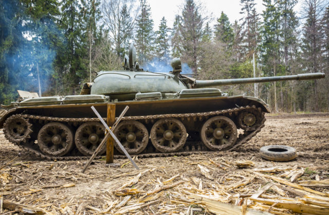 Rusi posielajú do vojny na Ukrajine už aj tanky zo 40. a 50. rokov minulého storočia, tvrdí investigatívna organizácia
