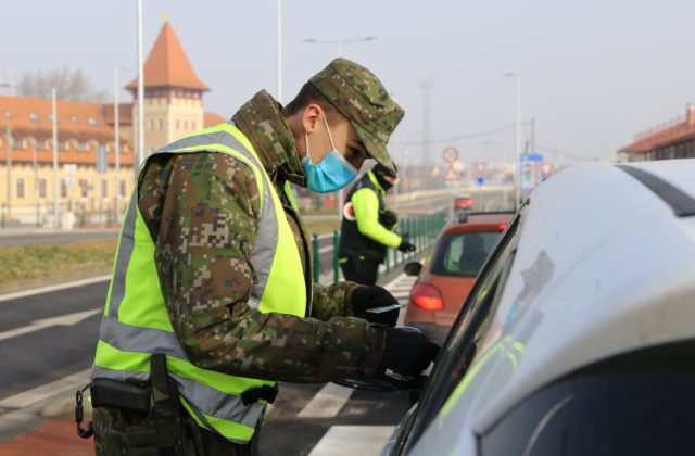 Polícia rozdávala pokuty za nedodržiavanie pandemických opatrení, Slovákov odľahčila o stovky eur