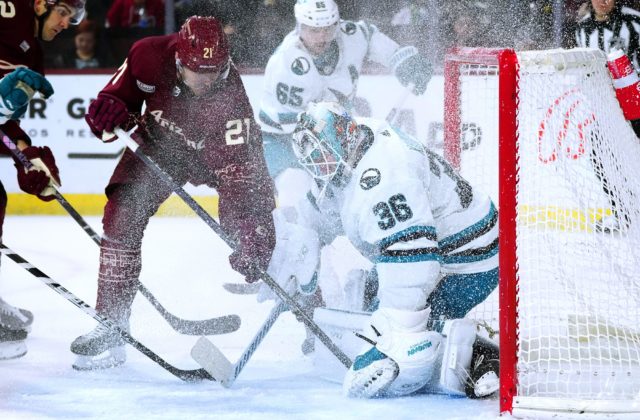 Miloš Kelemen strelil svoj prvý gól v NHL, „kojoti“ však utŕžili debakel (video)