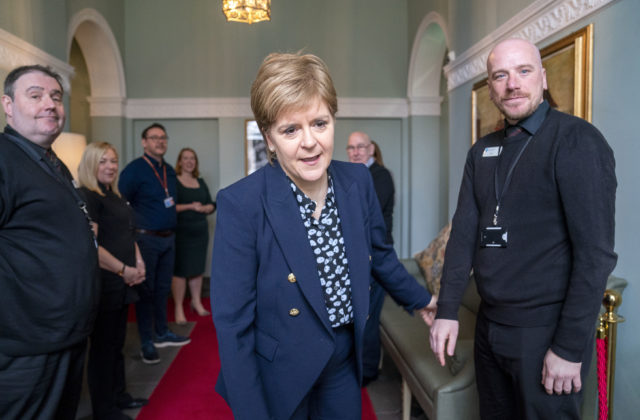 Zatkli manžela bývalej škótskej premiérky, polícia prehľadáva aj sídlo Sturgeonovcov
