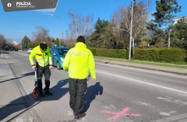 Mladú školáčku v Trnave na priechode pre chodcov zrazilo auto, namiesto školy skončila v nemocnici (foto)