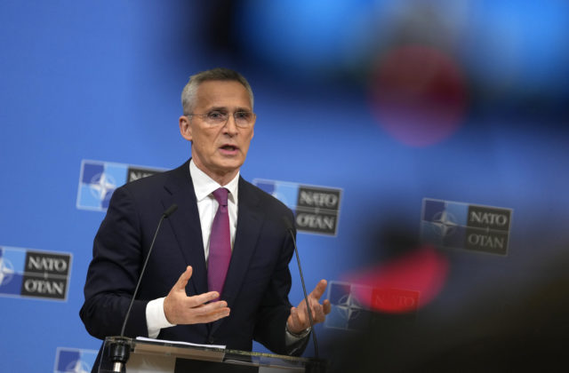 NATO kritizuje Čínu za vzťahy s Ruskom, Stoltenberg varoval Peking pred dodávkami munície Moskve