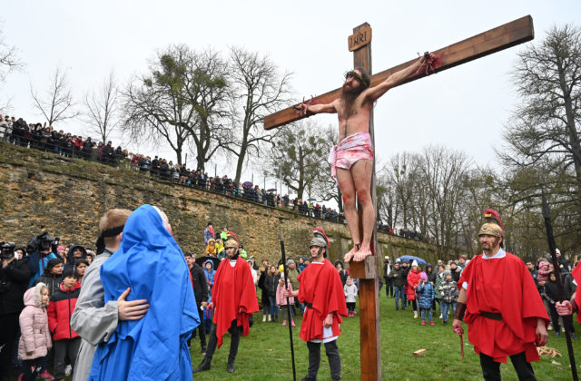 Živá krížová cesta v Prešove sa uskutoční v tradičnej podobe spred pandémie, každý rok ju videli tisícky ľudí