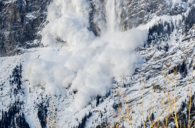 Počet obetí lavíny vo francúzskych Alpách stúpol na šesť, zahynuli aj dvaja horskí vodcovia
