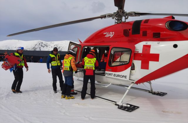Osemročný lyžiar v stredisku Jasná nezvládol rýchlu jazdu, do nemocnice ho odviezol vrtuľník (foto)