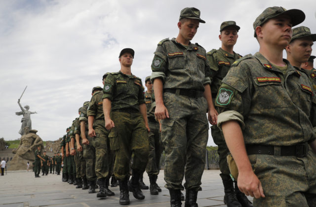 Dolná komora ruského parlamentu schválila zvýšenie hornej vekovej hranice povinnej vojenskej služby na 30 rokov
