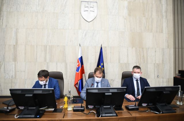 Vláda predĺžila núdzový stav na Slovensku, trvať bude ďalších 40 dní