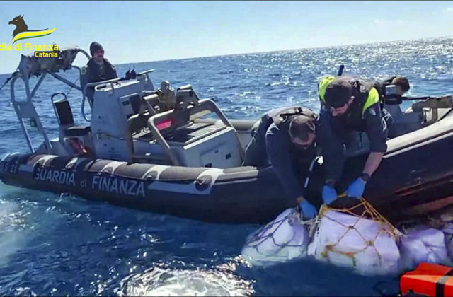 Talianska polícia si pripísala podarený úlovok, pri pobreží Sicílie zhabala kokaín za približne 400 miliónov eur