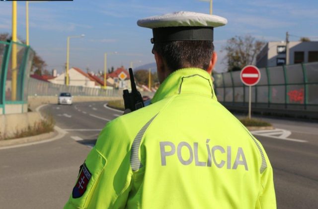Trnavskí policajti zastavili 29-ročného vodiča rekordéra, na pravé poludnie nafúkal takmer 5 promile