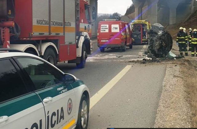 Vodič neprežil náraz do betónového kanála, na mieste zasahovali aj hasiči (foto)