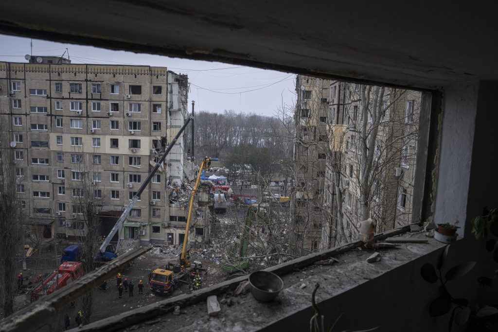Ruský raketový útok na bytový dom v Dnipre si vyžiadal jedného mŕtveho a 12 zranených