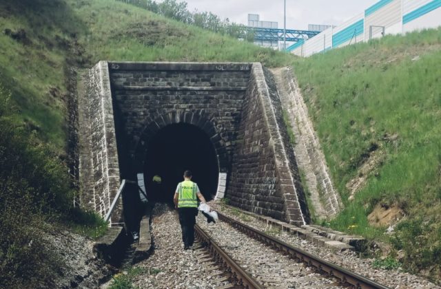 Rušňovodič zbadal v Kačickom tuneli v Banskej Bystrici nehybné ľudské telo