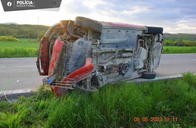Pri dopravnej nehode sa ťažko zranila 19-ročná spolujazdkyňa, auto viedla mladá vodička (foto)