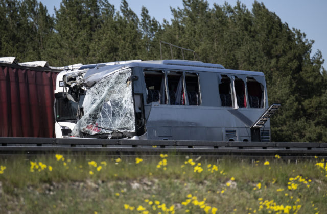 Poľský autobus sa na nemeckej diaľnici zrazil s nákladným autom, desiatky ľudí sa zranili, niekoľkí sú vo vážnom stave