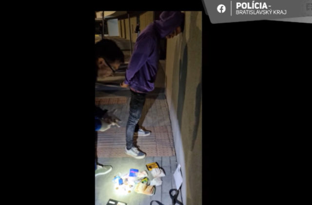 Bratislavská polícia v rámci akcie King zadržala obchodníka s marihuanou, našla u neho drogy za 25-tisíc eur (video)
