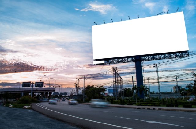 Samosprávy oceňujú snahu vyriešiť reklamný smog, v novele stavebného zákona vidia riziká