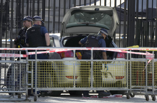 Do brán pred Downing Street v Londýne narazilo auto, polícia zatkla vinníka a prípad vyšetruje