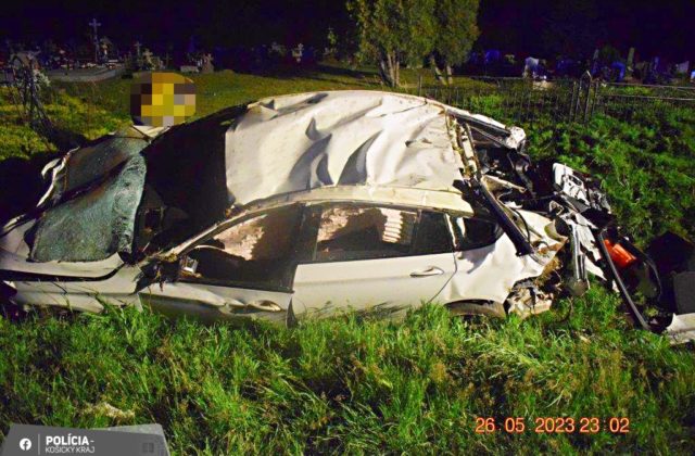 Počas večernej tragickej dopravnej nehody prišli o život dve maloleté osoby (foto)