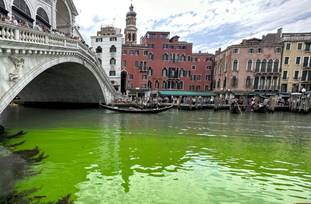 V kanáli v Benátkach sa objavila fosforescenčná zelená škvrna (foto)