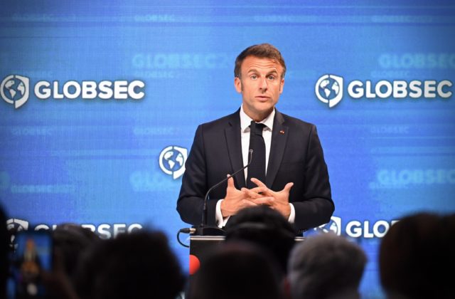 Západ musí poskytnúť Ukrajine spoľahlivé bezpečnostné záruky, vraví Macron