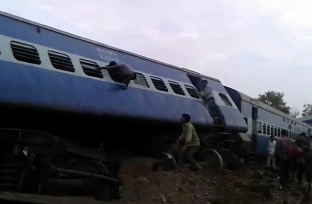 Pri železničnom nešťastí v Indii zomrelo najmenej päťdesiat ľudí a stovky sa zranili, vykoľajili sa dva vlaky