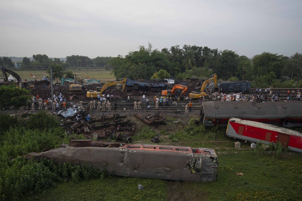 Haváriu vlakov v Indii spôsobila chyba signalizácie, zomrelo viac ako 300 ľudí