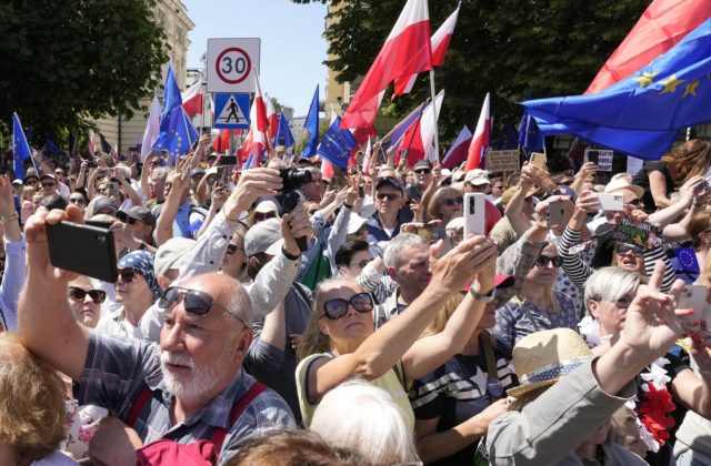 Na protivládnej demonštrácii vo Varšave sa podľa odhadu zišlo pol milióna ľudí