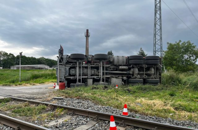V Čechách sa zrazil vlak s nákladným autom, prevážal asi 50 ľudí