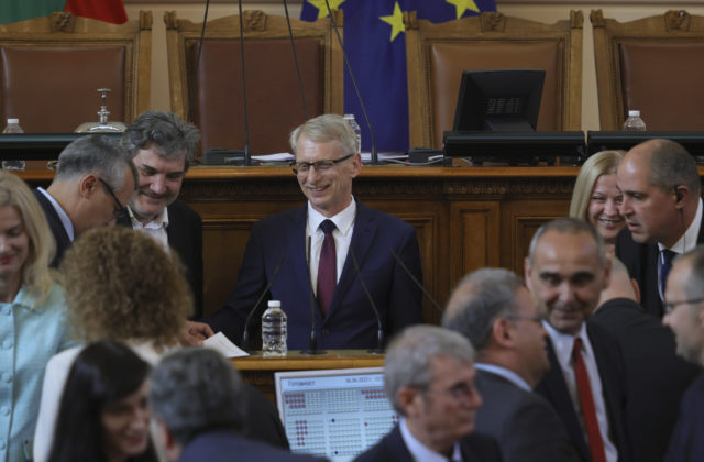 Bulharský parlament schválil novú vládu dvoch konkurenčných strán, ktorá chce krajinu udržať na prozápadnej ceste