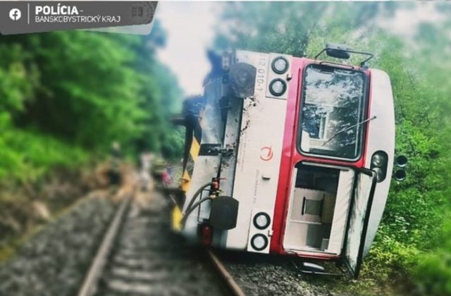 Neďaleko obce Kociha sa vykoľajil a prevrátil osobný vlak (foto)