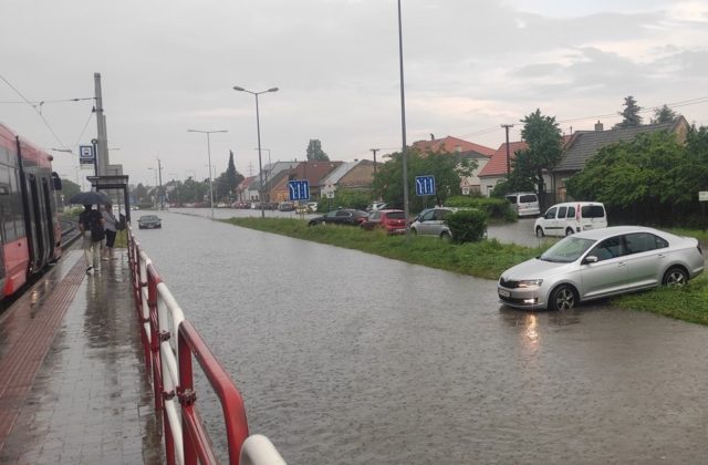 Bratislavu zasiahol intenzívny dážď a spôsobil problémy, niekoľko ulíc je neprejazdných (video)