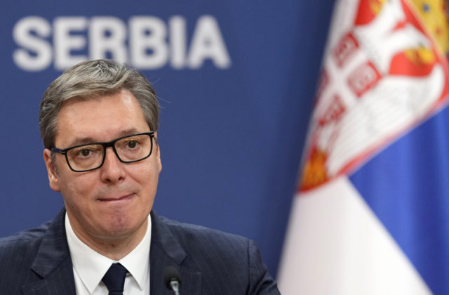 Vučić sľúbil Srbom, že sa v krajine do konca roka uskutočnia predčasné voľby, premiérka Brnabićová odstúpi