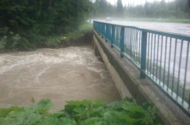 Vo Vysokých Tatrách vyhlásili tretí stupeň povodňovej aktivity, problém mali aj v Tatranskej Lomnici
