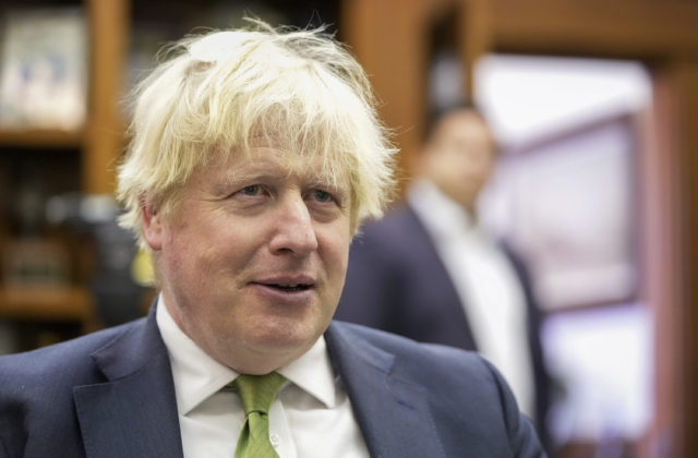 Britský expremiér Boris Johnson už nie je ani poslancom parlamentu, zo svojho postu odstúpil pre aféru partygate